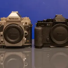 Dwie lustrzanki Nikon: srebrna Df i czarna Zf. Zrozum, czym się różni lustrzanka od bezlusterkowca, patrząc na ich konstrukcję.