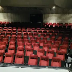 Puste czerwone fotele w sali kinowej. Teatr im. Adama Mickiewicza w Częstochowie czeka na widzów.