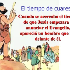 El tiempo de cuaresma: un hombre con túnica y bastón, anunciando a Jesús. Niños y adultos escuchan.