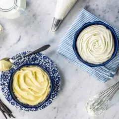 Crema pasticcera e crema chantilly pronte per essere usate. Ingredienti per dolci deliziosi.