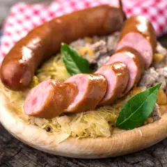 Kiełbasa śląska na kapuście z liściem laurowym. Dowiedz się, ile gotować kiełbasę śląską, by była idealna.