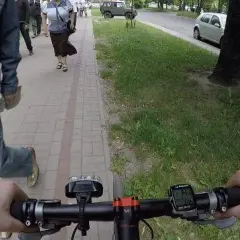 Czy można pchać motor po chodniku? Sprawdź przepisy i zasady bezpieczeństwa