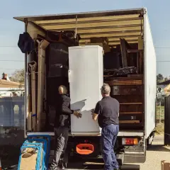 Jak bezpiecznie transportować lodówkę? Uniknij awarii!