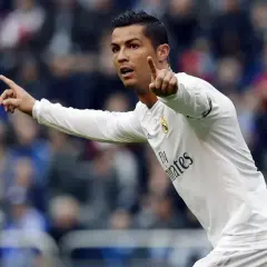 Cristiano Ronaldo w białej koszulce Realu Madryt, z uniesionymi palcami, jakby ogłaszał swój wzrost.