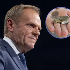 Polityk w garniturze i dłoń z monetami, sugerujące dyskusję o podatku emisyjnym.