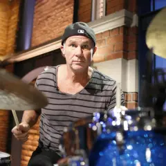Chad Smith z zespołu Red Hot Chili Peppers gra na perkusji.