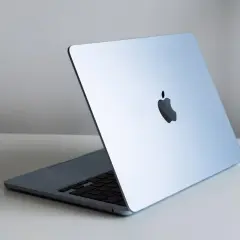 Elegancki MacBook Air M4 16GB 512GB w kolorze błękitnym, z podświetlanym logo Apple, gotowy do pracy i rozrywki.