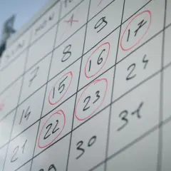 Kalendarz z zaznaczonymi datami. Ile czasu ma sąd na odpowiedź na wniosek? Czekamy na decyzję.