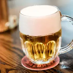 Jakie są piwa? Odkryj różnorodność smaków i rodzajów piw