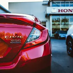 Czerwony Civic Turbo przed salonem Hondy. Marzenie o zakupie samochodu na fakturę przez osobę fizyczną staje się rzeczywistością.