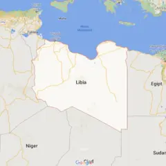 Mapa pokazuje, gdzie leży Libia, między Algierią, Egiptem i Sudanem, nad Morzem Śródziemnym.