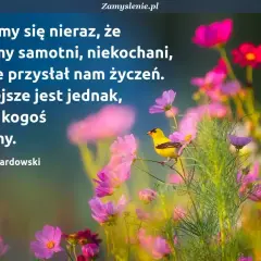 Żółty ptak siedzi na gałęzi wśród kwitnących, różowych i fioletowych kwiatów.