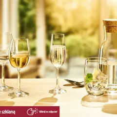 Eleganckie kieliszki i szklanki na stole, idealne do serwowania wina, szampana, drinków, a także w czym pić likier.