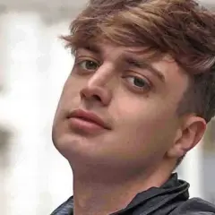 Primo piano del cantante Cioffi, con capelli castani e sguardo intenso.