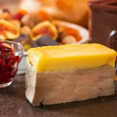 Tranche de terrine de foie, garnie de confiture de fruits rouges et de figues fraîches. Un délice pour les gourmands.