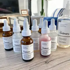 Kolekcja kosmetyków The Ordinary, w tym popularny kwas AHA 30% + BHA 2%.