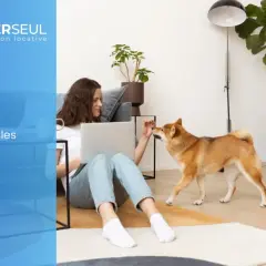 Une femme avec son chien, sujet de l'expulsion locataire avec animaux. Droits et règles de la location.