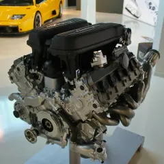 Silnik Lamborghini V10. Zatarte objawy mogą być widoczne na jego elementach, jak np. zniszczone tłoki czy cylindry.