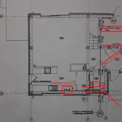 Schemat instalacji sanitarnej w domu jednorodzinnym. Pokazuje zmiany w rurach kanalizacyjnych i ich lokalizację.