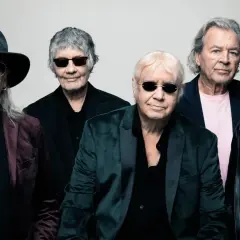 Legenda zespołu Deep Purple w Polsce, w tym Ian Paice, Roger Glover, Ian Gillan, Steve Morse i Don Airey, prezentuje się w stylowych strojach.