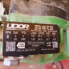 Tabliczka znamionowa pompy UDOR ZETA 140 1C SX. Informuje, jaki olej do pompy opryskiwacza: SAE 15W-40.