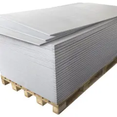 Pile de plaques de plâtre sur palette, vérifiez la ba13 épaisseur pour vos projets de construction.