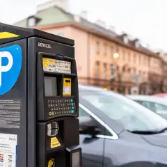 Ile zapłacisz za parkowanie na chodniku? Mandaty i kary w Polsce