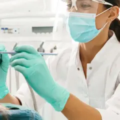 Jak poprawnie używać dentystą czy dentystom w zdaniach?