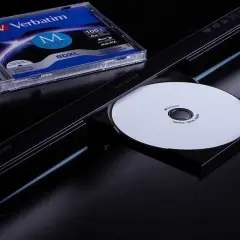 Verbatim M-DISC BDXL: Wie lange halten CDs? Diese Archiv-Disc verspricht eine Lebensdauer von 1000 Jahren.