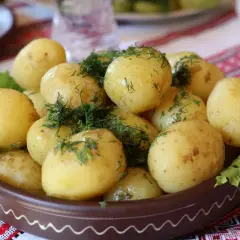 Młode ziemniaki z koperkiem, idealne na obiad. Dowiedz się, ile powinny gotować się ziemniaki, by były pyszne.