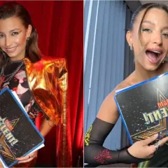 Julia Wieniawa z tabliczką "Mam Talent!" w złotym żakiecie i z błyszczącym makijażem.