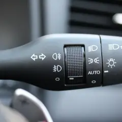 Przełącznik świateł w samochodzie: kierunkowskazy, światła mijania, drogowe, pozycyjne i AUTO.