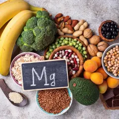 Naturalne źródła magnezu: banany, brokuły, orzechy, nasiona, fasola, ciecierzyca, awokado, gorzka czekolada. Suplementacja magnezu może być uzupełnieniem diety.