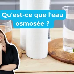 Une femme réfléchit devant deux verres d'eau, l'un trouble, l'autre clair. Le texte "Qu'est-ce que l'eau osmosée ?" suggère une interrogation sur la pureté de l'eau.