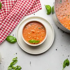 Aromaticzna zupa pomidorowa z bazylią, idealna na lekki posiłek. Sprawdź zupa pomidorowa kcal!