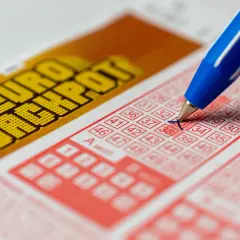 Niebieski długopis zaznacza liczbę 38 na kuponie Eurojackpot. Czy to klucz do tego, dlaczego Niemcy wygrywają w Eurojackpot?