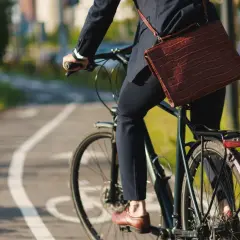 Biznesmen na rowerze, jadący ścieżką rowerową. Czy za jazdę na rowerze zabierają prawo jazdy? Raczej nie, chyba że łamie się przepisy.