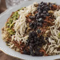 En generös portion kabuli pulao, toppad med russin, mandelflagor och pistagenötter.