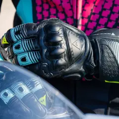 Manos listas para la aventura con guantes de moto negros y turquesa. La talla guantes es perfecta para protegerse.