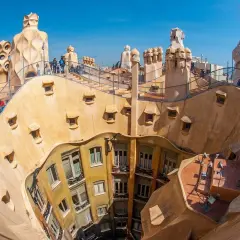 Niesamowity dach Casa Batlló w Barcelonie, idealne miejsce na rodzinne zwiedzanie. Dzieci zachwycone!