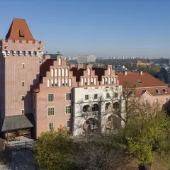 Zamek Królewski w Poznaniu z wieżą i dziedzińcem.
