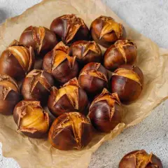 Castagne arrostite in friggitrice ad aria, pronte da gustare. Un classico autunnale reso facile e veloce.