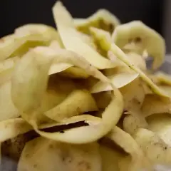 Stos obierków z ziemniaków, które mogą posłużyć jako cenny nawóz dla roślin.