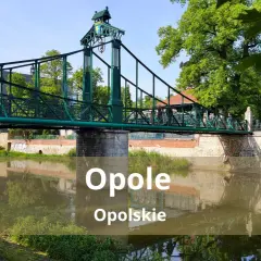 Zielony most nad rzeką w Opolu, jedna z urokliwych opolskich atrakcji.