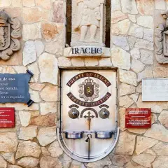 Fuente de vino del Camino de Santiago en Irache. Un lugar único para peregrinos, donde el vino fluye libremente.