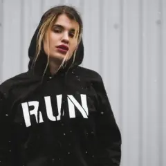 Bluza loose fit - co to znaczy i jak wybrać idealny fason?