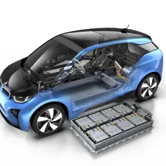 BMW i3 z wyjętym pakietem baterii. Widoczny jest przekrój pojazdu, ukazujący jego wnętrze i układ napędowy. Idealny do i3 serwis.