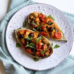 Melanzane bianche ripiene, un'idea gustosa per le tue ricette. Pomodorini, olive e basilico completano questo piatto.