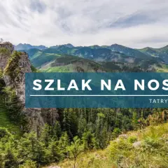 Malowniczy krajobraz Tatr z lasem i skalistymi zboczami. Na pierwszym planie widoczny napis "SZLAK NA NOSAL".
