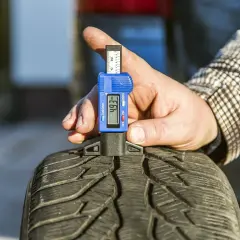 Mierzona głębokość bieżnika opony, która ma wyząbkowane opony, wynosi 4.93 mm.